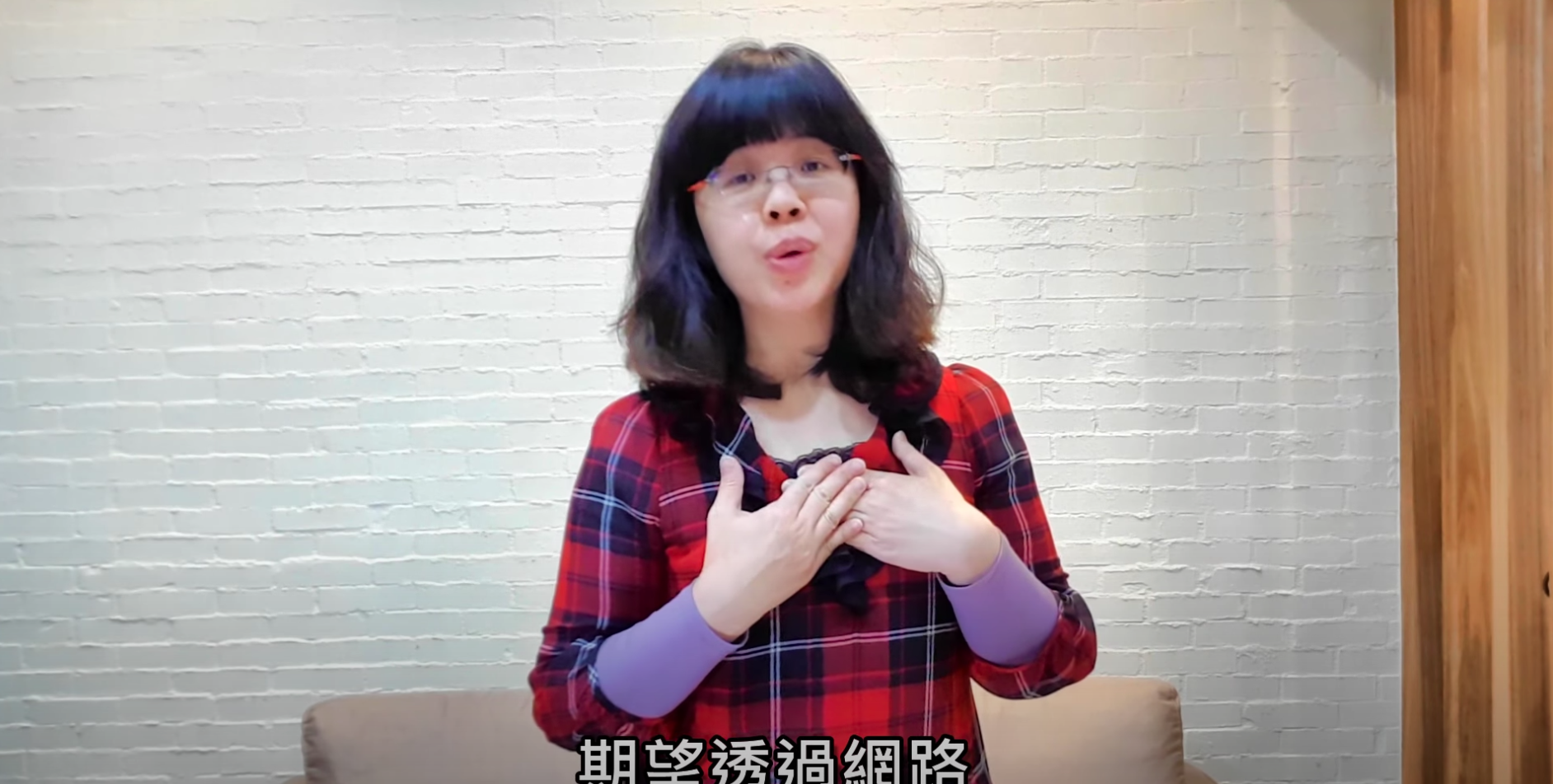 廖女日前曾上傳一段肢體動作誇張的音樂教學影片。（翻攝明玲廖Youtube）