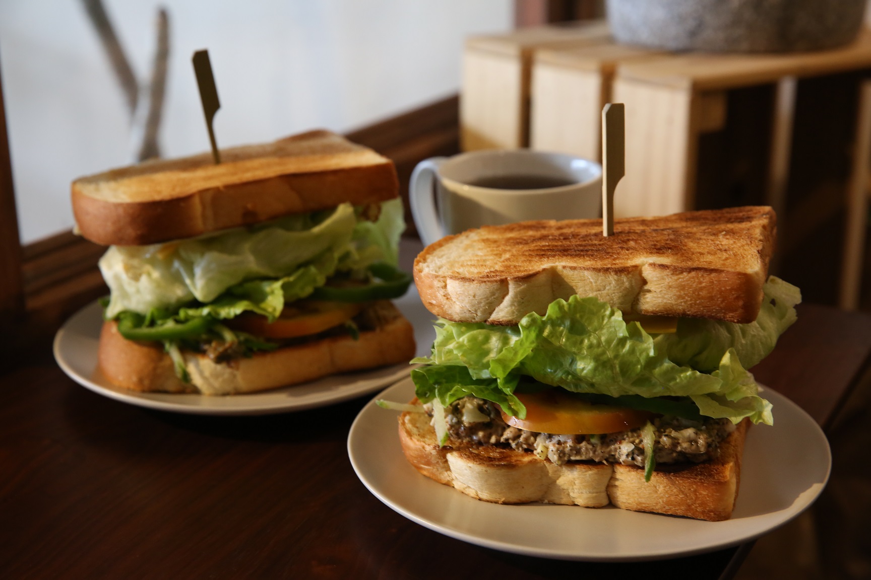 「皮蛋肉鬆起士蛋三明治」（前，85元／份）與「秘製鮪魚起士蛋三明治」（後，80元／份）非常濃香，是會讓人想念的味道。