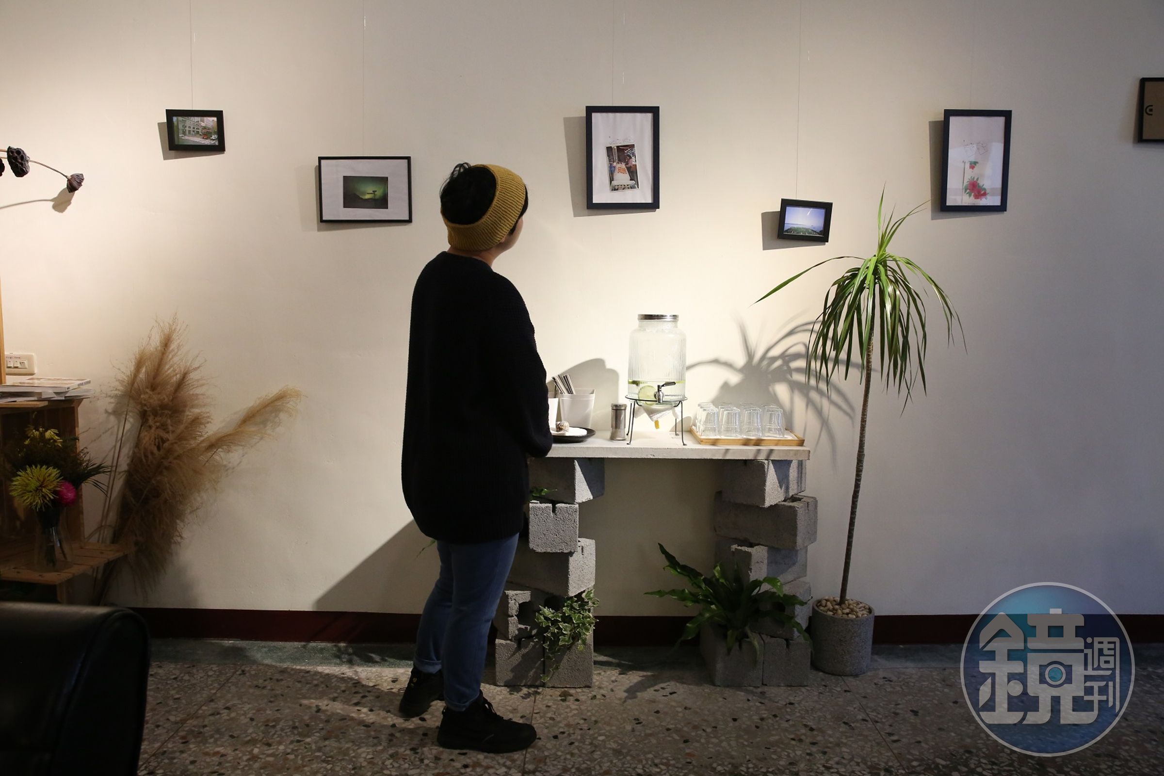 牆上展出的是各種旅行的風景。