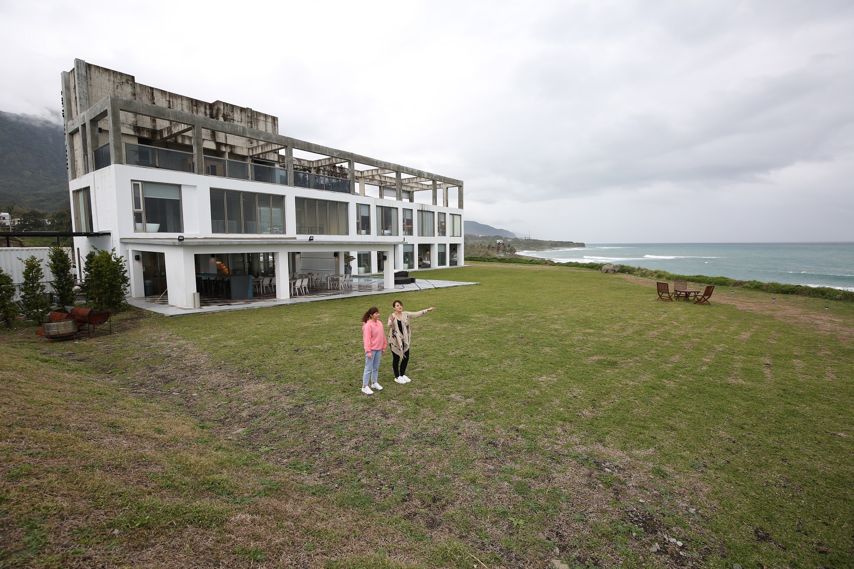 擁抱大片草坪和大海景觀，是這裡最珍貴的寶藏。