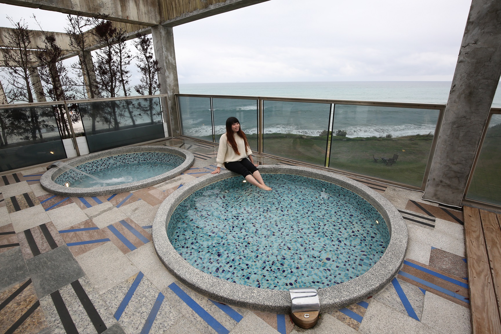 在3樓SPA區泡腳，轉頭就是海景。 