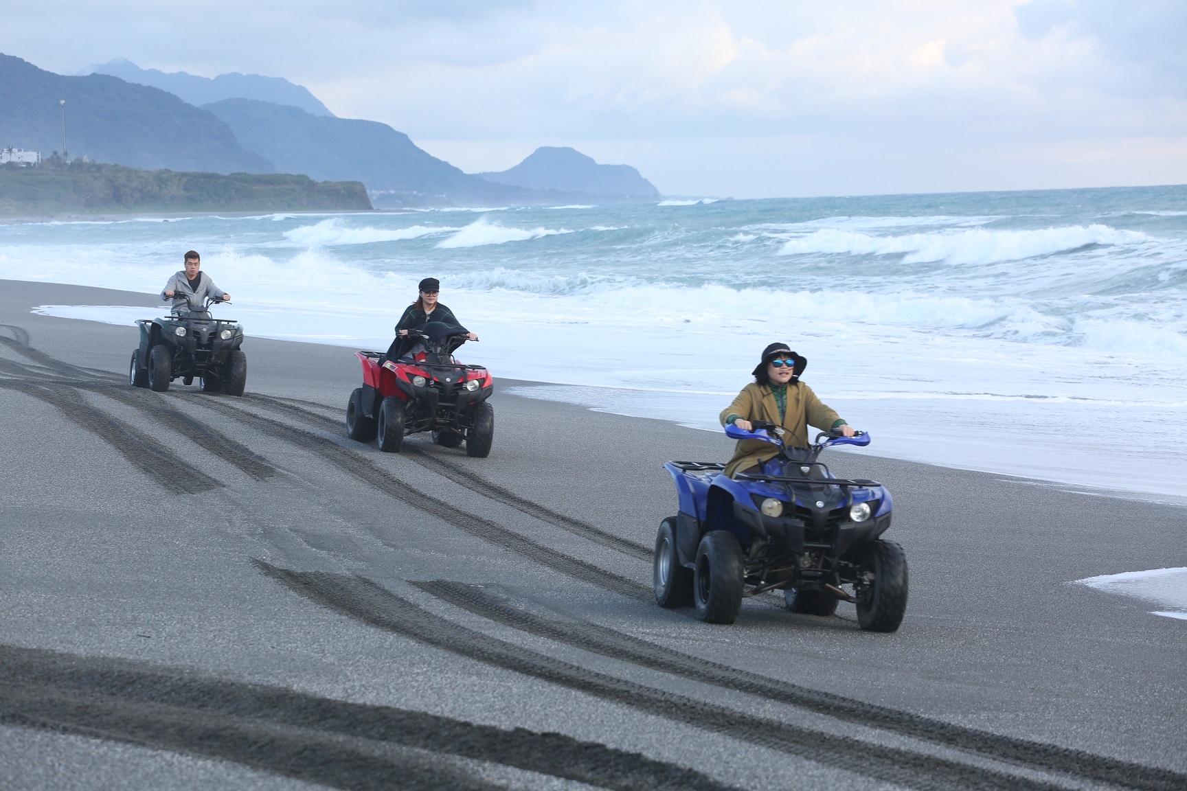 騎沙灘車在海邊飆車，享受在風裡的暢快。