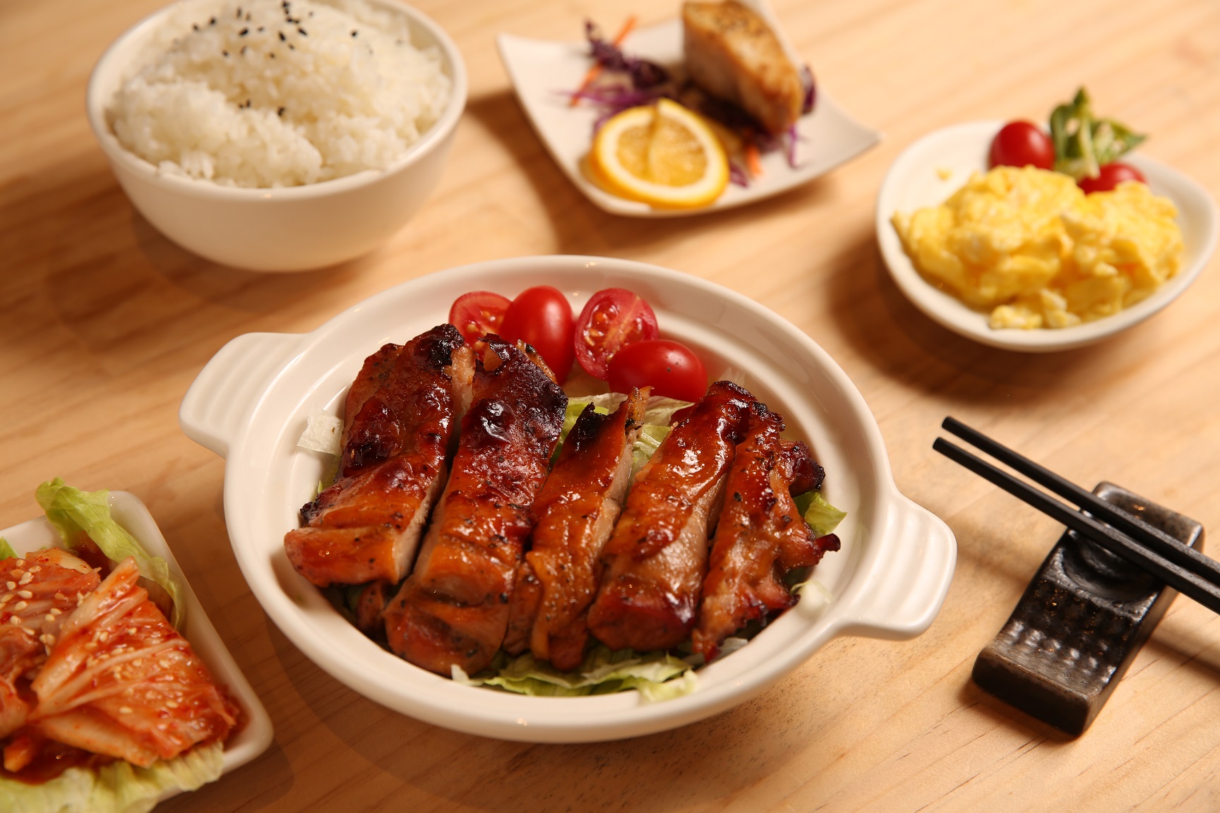 晚餐不想出去吃，也能享受雞腿排簡餐。（350元／份）