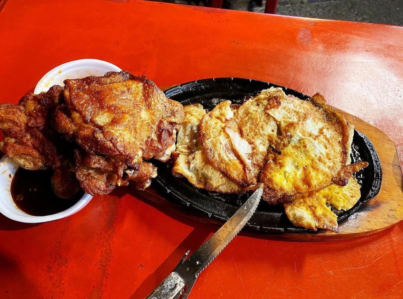 原PO驗證平價牛排店不要麵可換5顆蛋傳說,網友紛紛敲碗求店名。(翻攝自爆廢1公社臉書)
