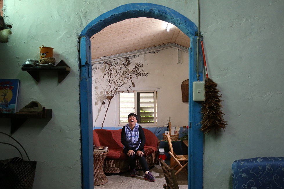 請秀蘭微笑拍照，她說：「微笑我不會，我只會大笑耶！」