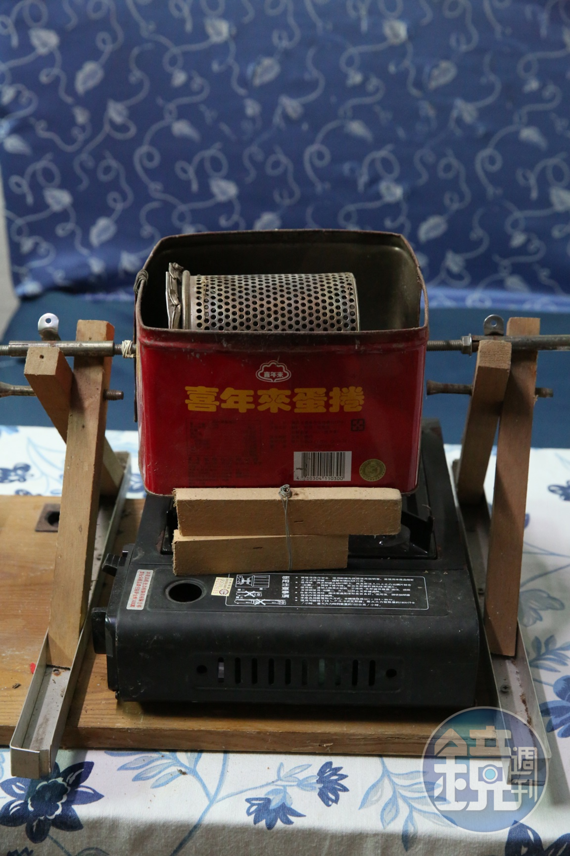 第一代的烘豆機，竟是用煮麵勺和蛋卷盒製成，下面放瓦斯爐就能烘豆。