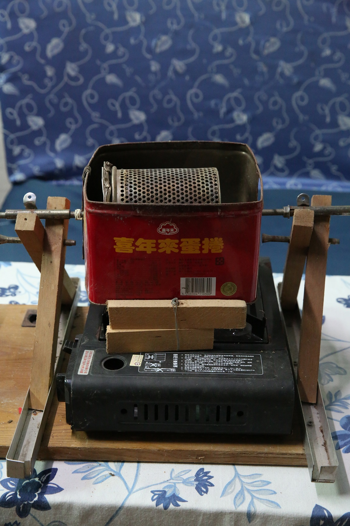 第一代的烘豆機,竟是用煮麵勺和蛋卷盒製成,下面放瓦斯爐就能烘豆。