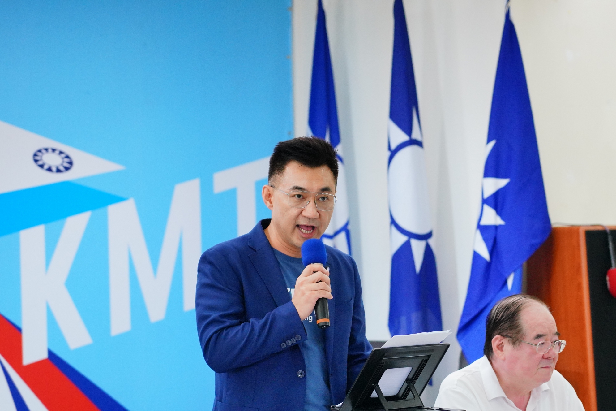 內政部報告建議國民黨應適度調整黨徽，國民黨主席江啟臣則在臉書表示，民進黨政府改國徽，不如改革台鐵。（資料照）