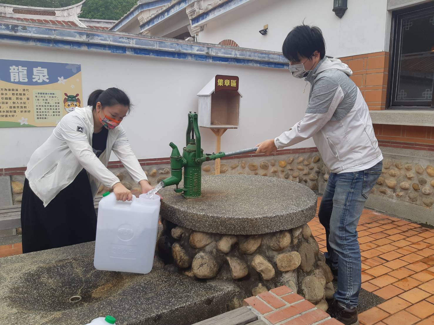 客家大院桐花季起跑開鑼,遊客置身5月雪美景,紛紛拍照留影。(姜太公道場提供)