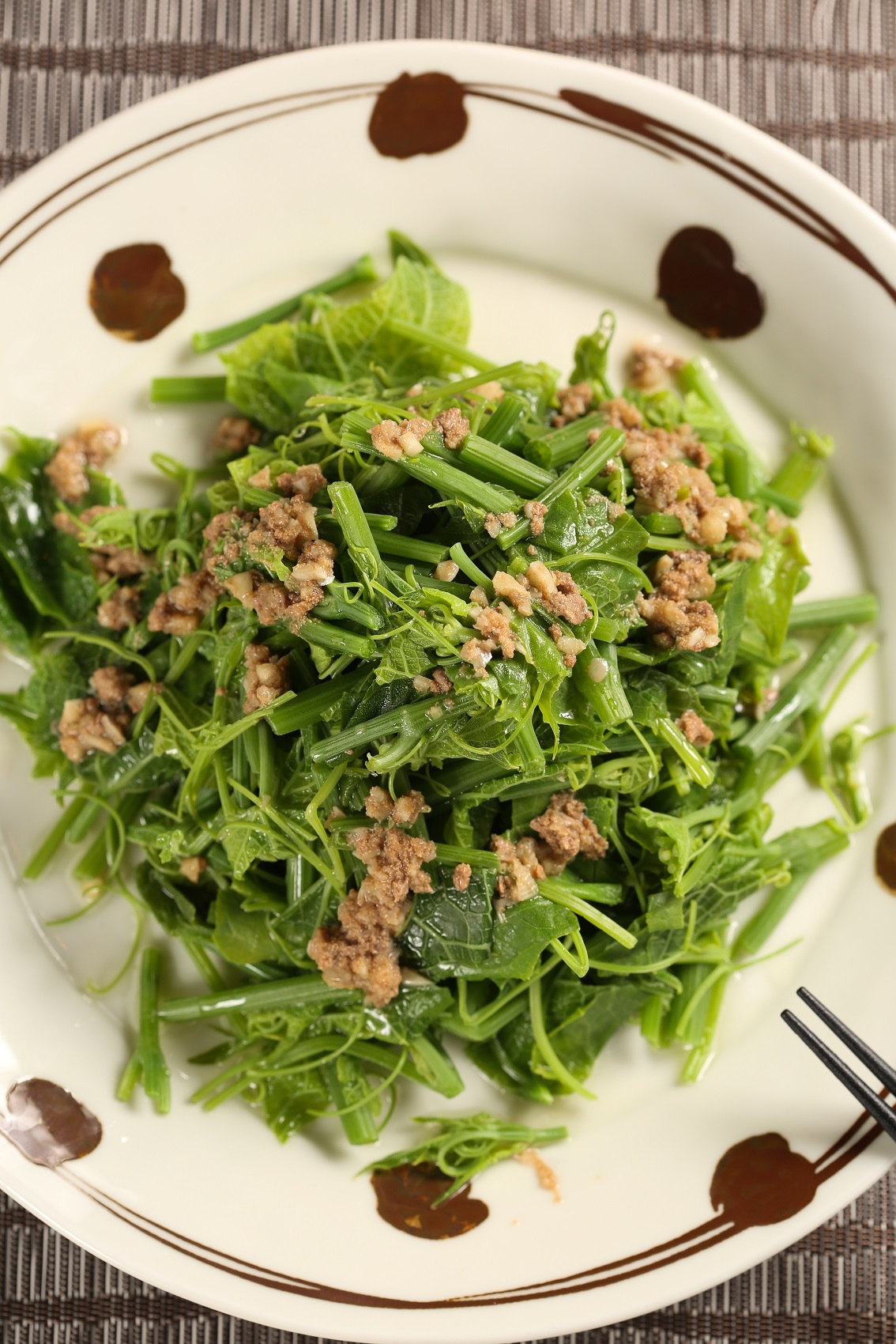 「阿那度燙青菜」鹹香的淋醬，類似蝦醬，非常提味。