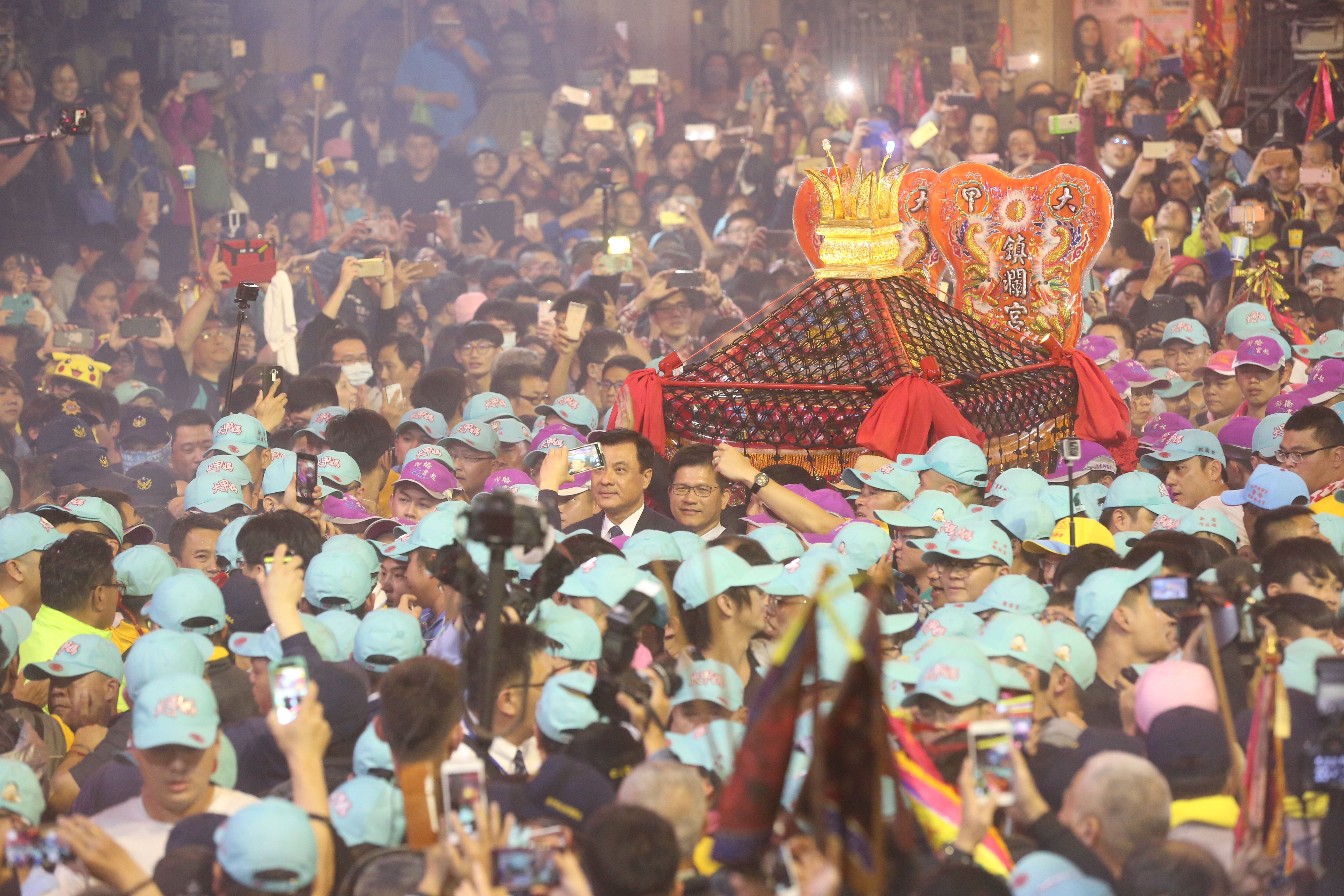 大甲鎮瀾宮媽祖9天8夜遶境活動今晚11點05分起駕，圖為2017活動盛況。（本刊資料照）