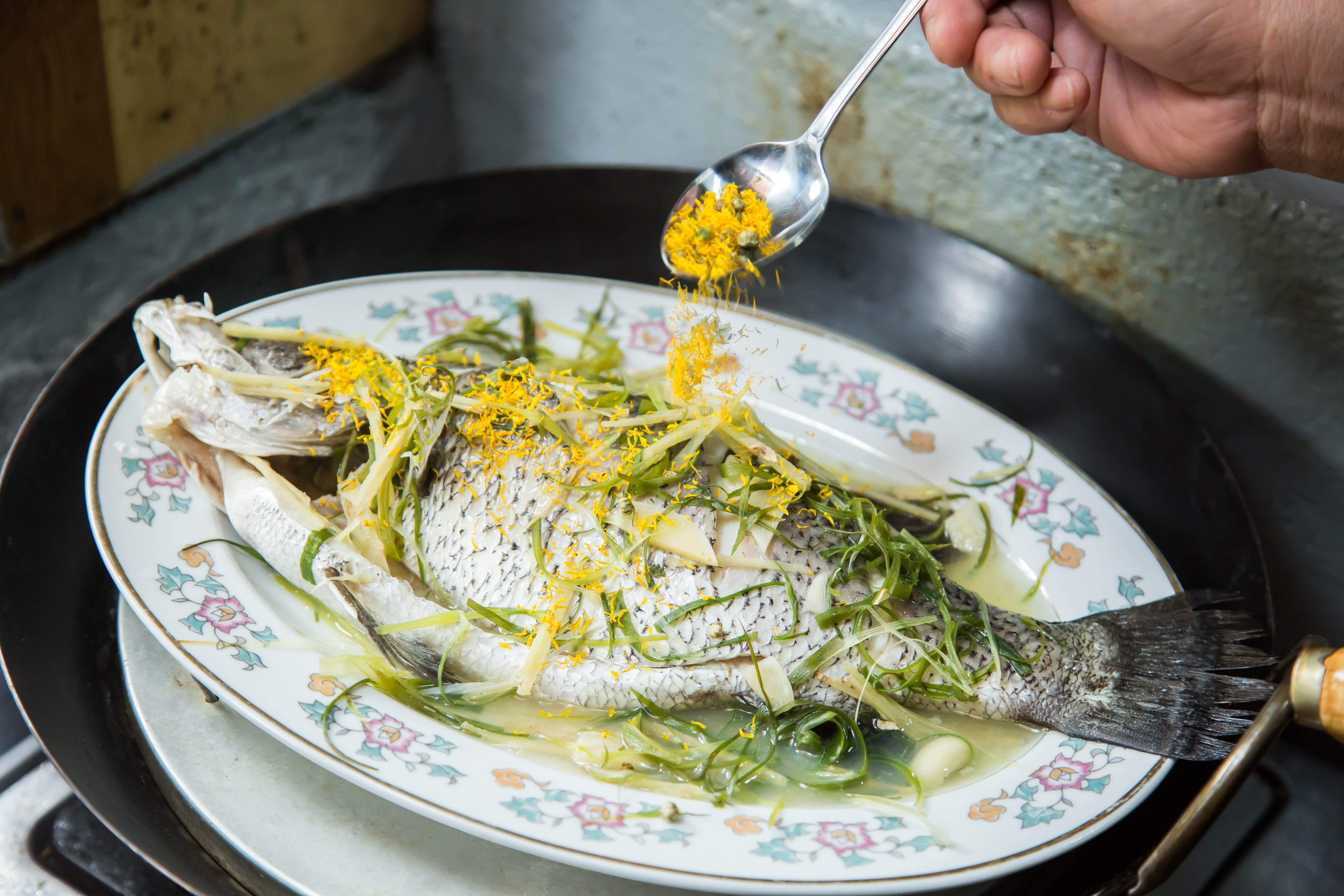 張智超發現，多數人喝小油菊就是拿來泡茶，為了推廣油菊的應用，他把菊花花瓣用於蒸魚，增添淡淡菊香，也很美觀。