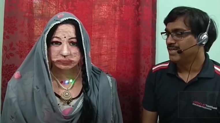 莎露的臉與紙紮人相似，看了有點嚇人，帕特爾表示想為莎露「整形」。（翻攝自RoboShalu YouTube）