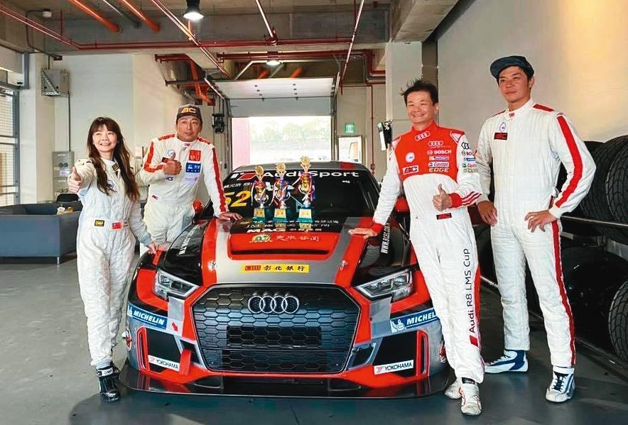 黃錦章(右二)與擔任財務長的妹妹黃淑妮(左一)都是賽車手,率公司車隊拿下不少獎項。藝人姚元浩(右一)也是車隊一員。(黃錦章提供)
