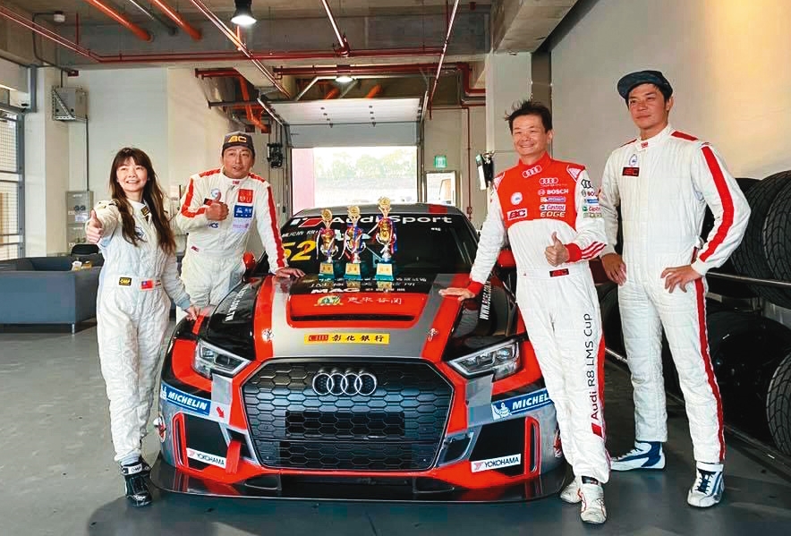 黃錦章（右二）與擔任財務長的妹妹黃淑妮（左一）都是賽車手，率公司車隊拿下不少獎項。藝人姚元浩（右一）也是車隊一員。（黃錦章提供）