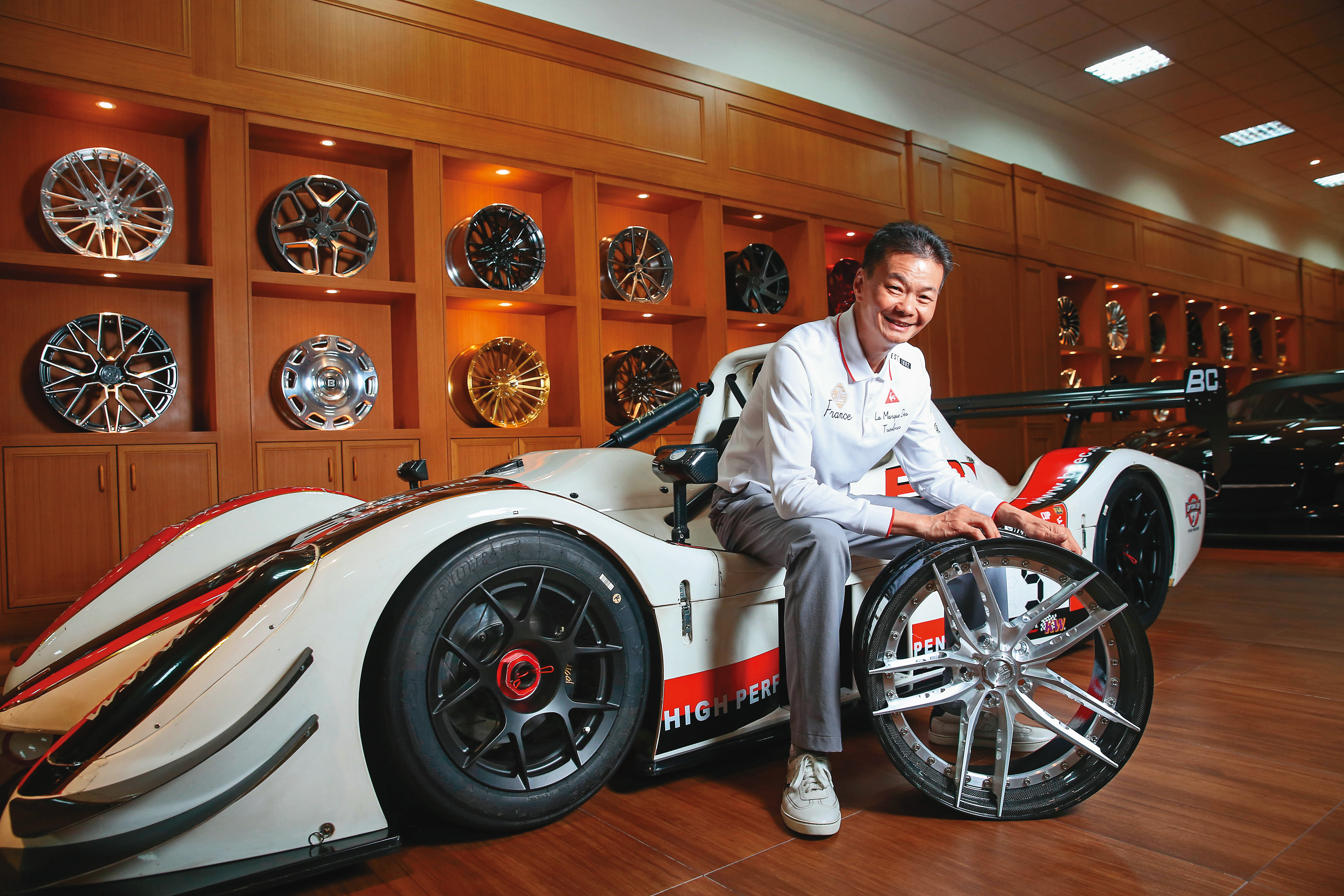 黃錦章率團隊靠著客製化、品質及交貨速度，將BC避震器及鍛造輪圈行銷全球。