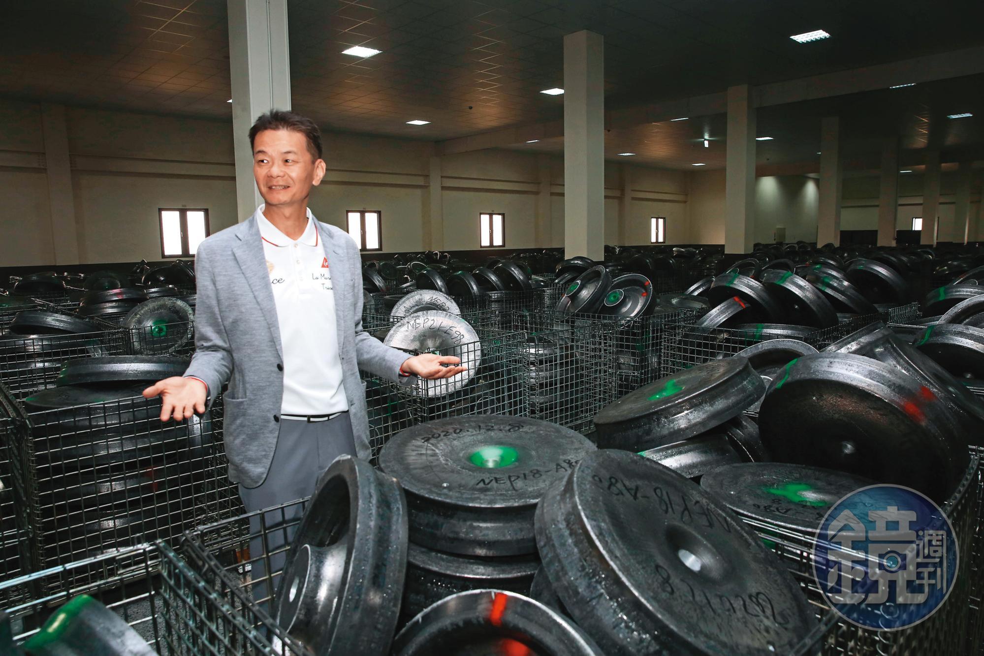 滿坑滿谷的胚料,可滿足90%以上的客戶,黃錦章說是快速出貨的關鍵之一。