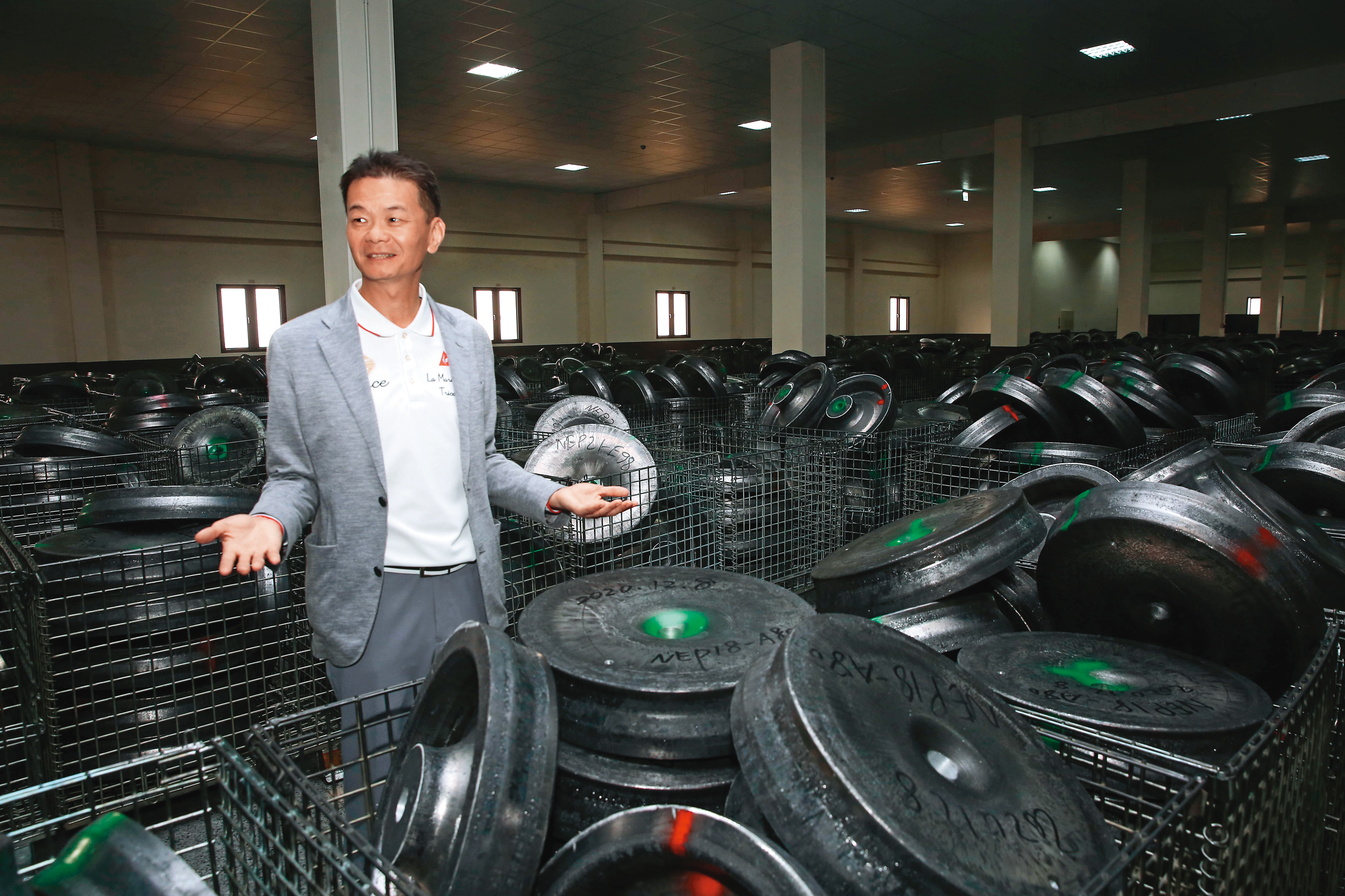 滿坑滿谷的胚料，可滿足90%以上的客戶，黃錦章說是快速出貨的關鍵之一。