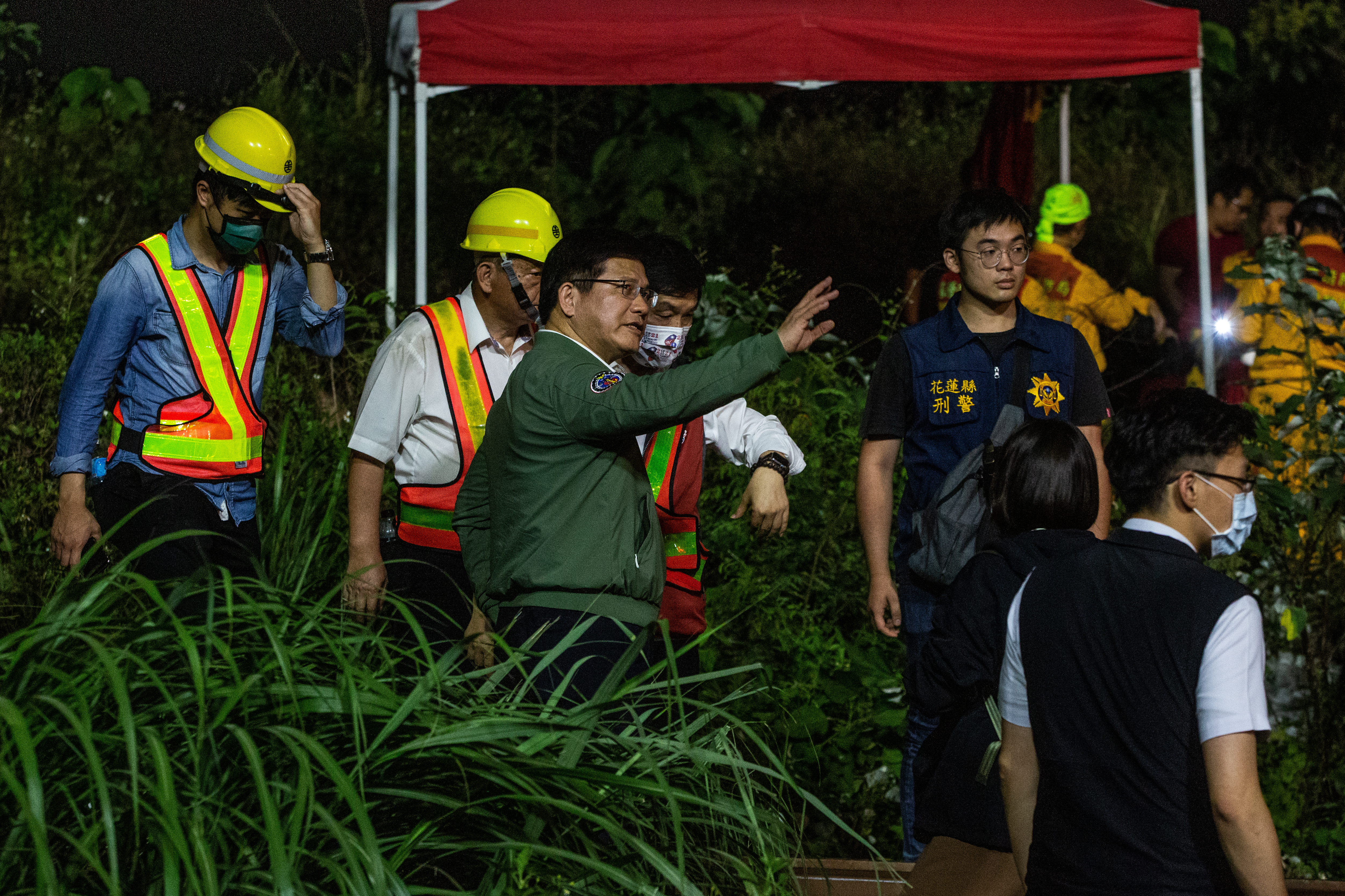 交通部長林佳龍在台鐵事發後很快就趕到現場，並多日在現場、醫院、殯儀館等地來回奔波；圖為事故發生當晚。（本刊資料照）
