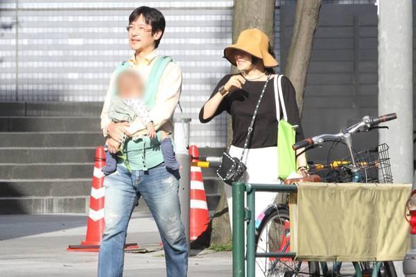 堺雅人（左）和菅野美穗結婚以來互相扶持分擔家務，兩人盡可能錯開工作行程來輪流照顧小孩。（翻攝自《女性自身》）