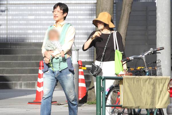 堺雅人（左）和菅野美穗結婚以來互相扶持分擔家務，兩人盡可能錯開工作行程來輪流照顧小孩。（翻攝自《女性自身》）