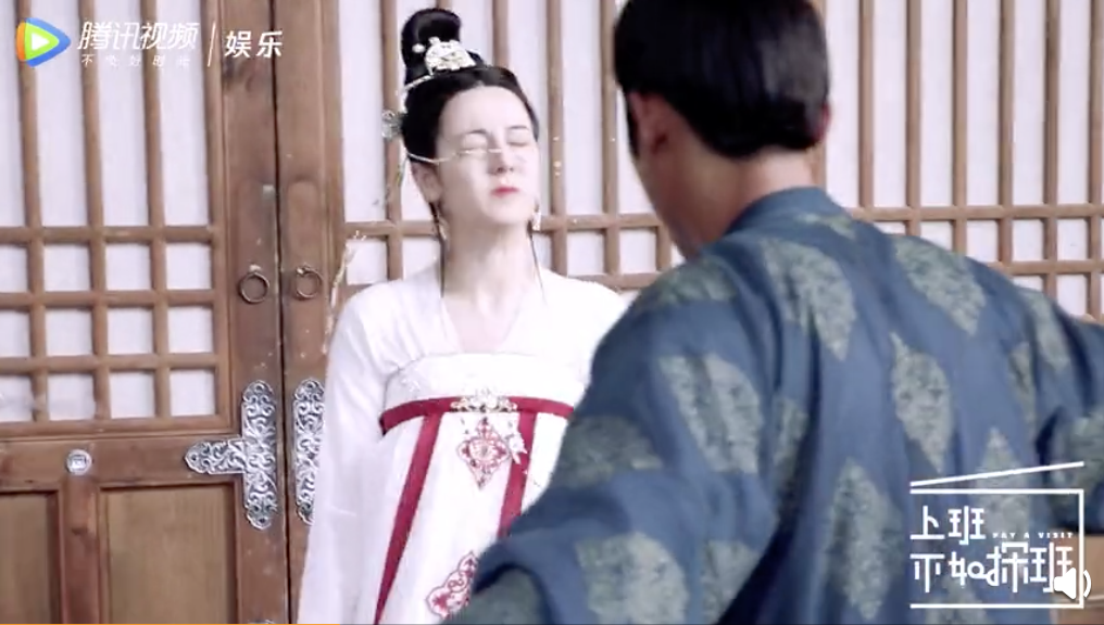 釋出的拍攝花絮影片，迪麗熱巴與對手演員重覆排練轉圈動作，被頭飾珠鍊直接甩在臉上，痛得喊出聲。（截圖自騰訊視頻娛樂微博）