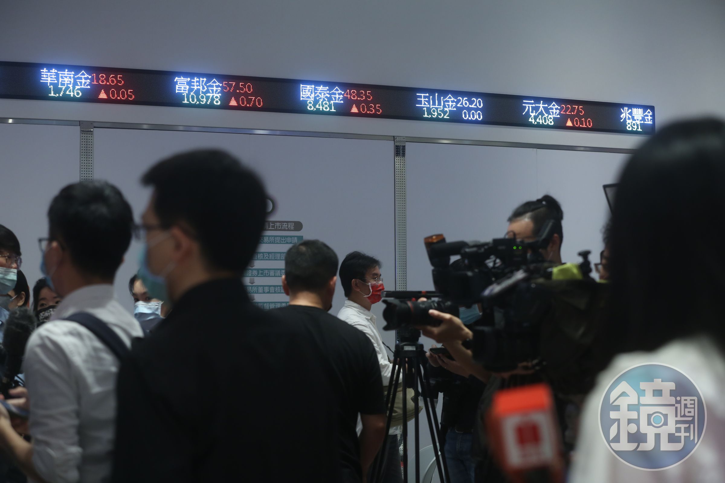 不敗教主陳重銘表示，股市高點時應存穩定的官股金控。