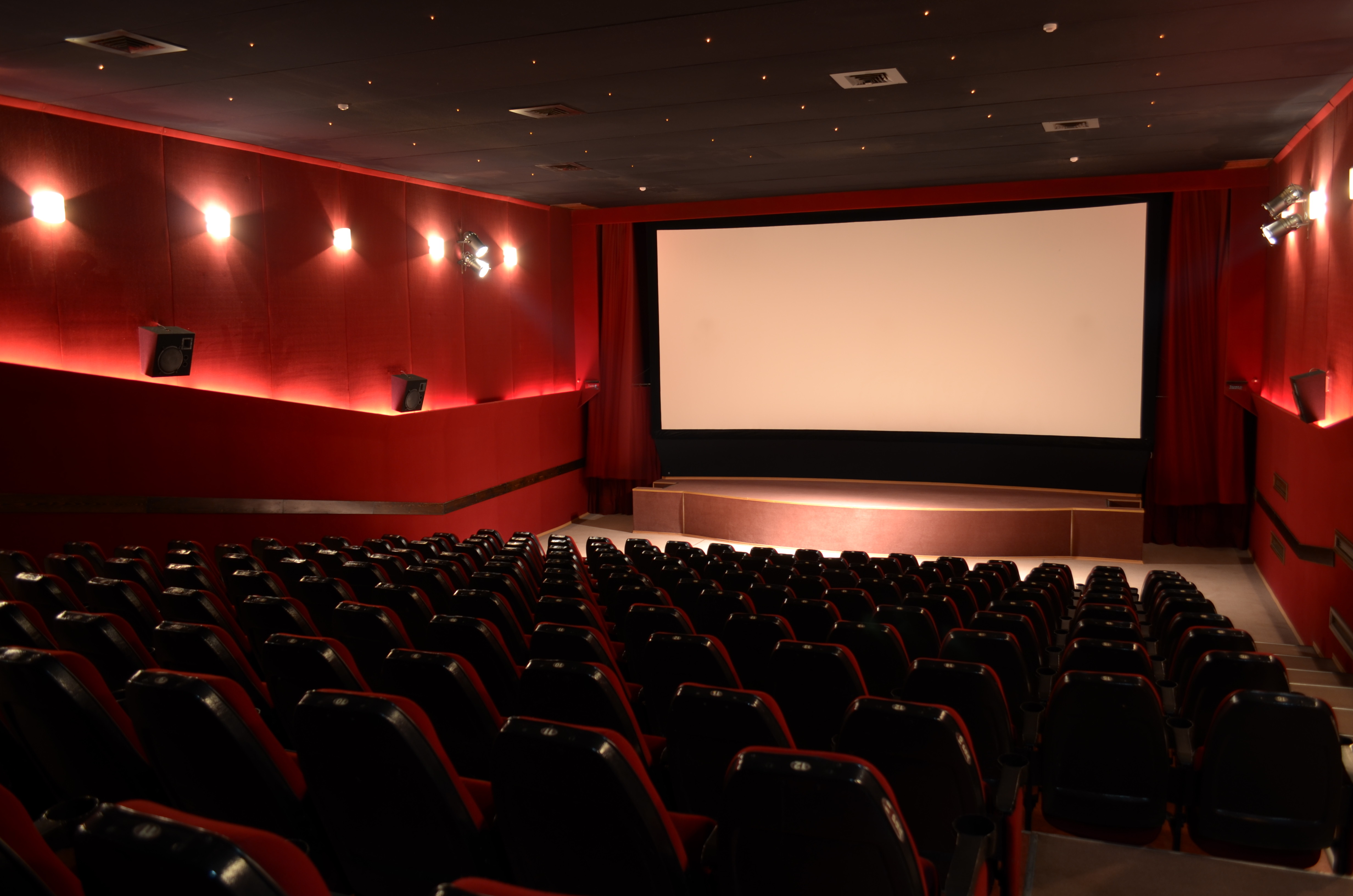 一名男網友表示，帶女友約會看電影就被旁邊帥哥把走，女生本尊出面打臉彼此只是巧遇，並回嗆「誰是你女朋友了啦」。（示意圖，東方IC）