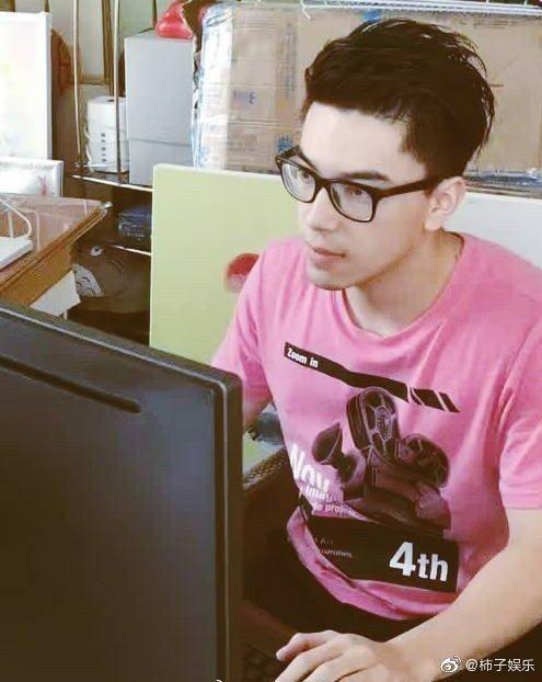 楊帆出身自大陸排名前10大名校南京大學,是不折扣的學霸。(翻攝自微博)