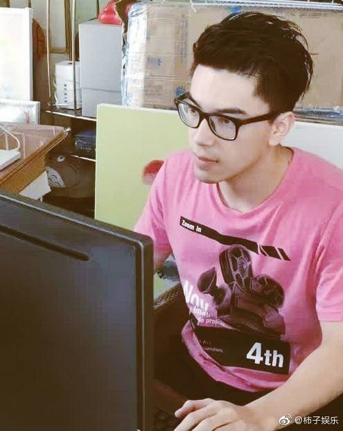 楊帆出身自大陸排名前10大名校南京大學，是不折扣的學霸。（翻攝自微博）
