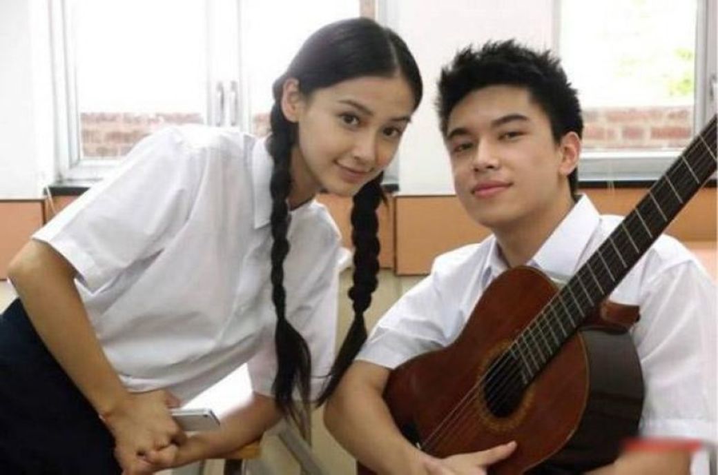 楊帆(右)曾幫姊姊跨刀拍MV,Angelababy(左)當時表示是用一部遊戲機引誘他演出。(翻攝自微博)