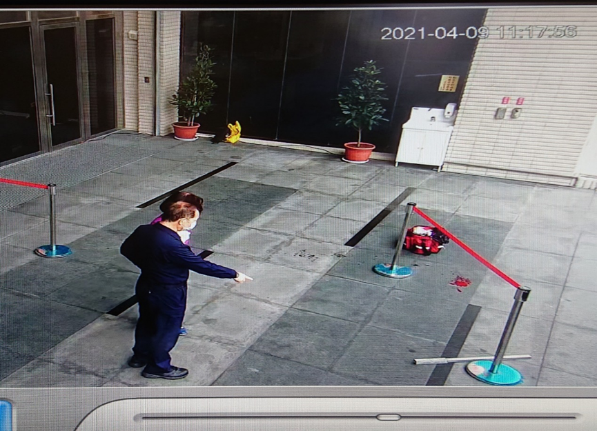 王姓婦人到士林地檢署出庭應訊，卻在門口遭黑衣男襲擊，圖為事發後現場狀況。（士林地檢署提供）