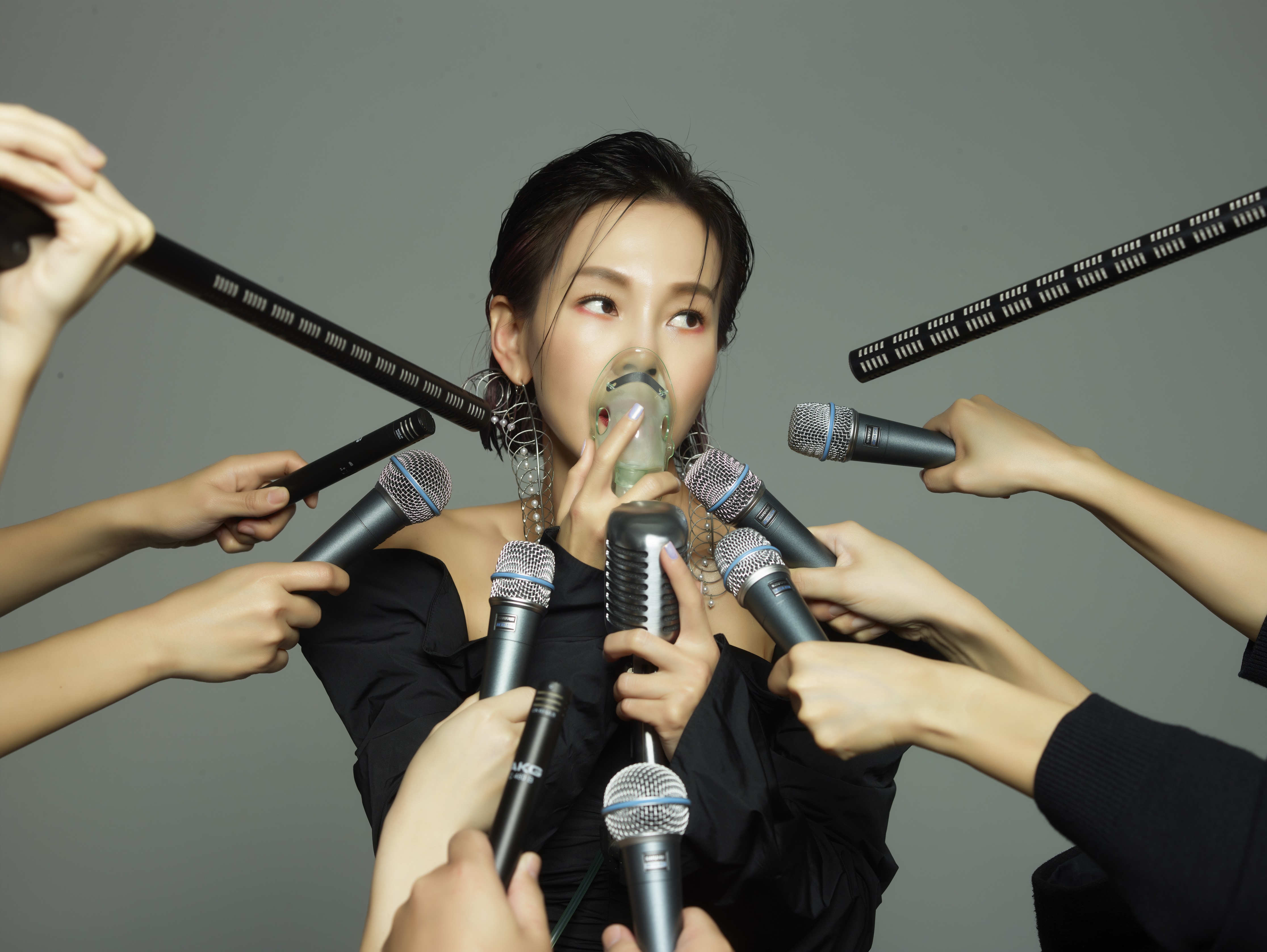 彭佳慧透過歌曲表達無論多努力，每天仍被人指指點點的難處。（索尼音樂提供）