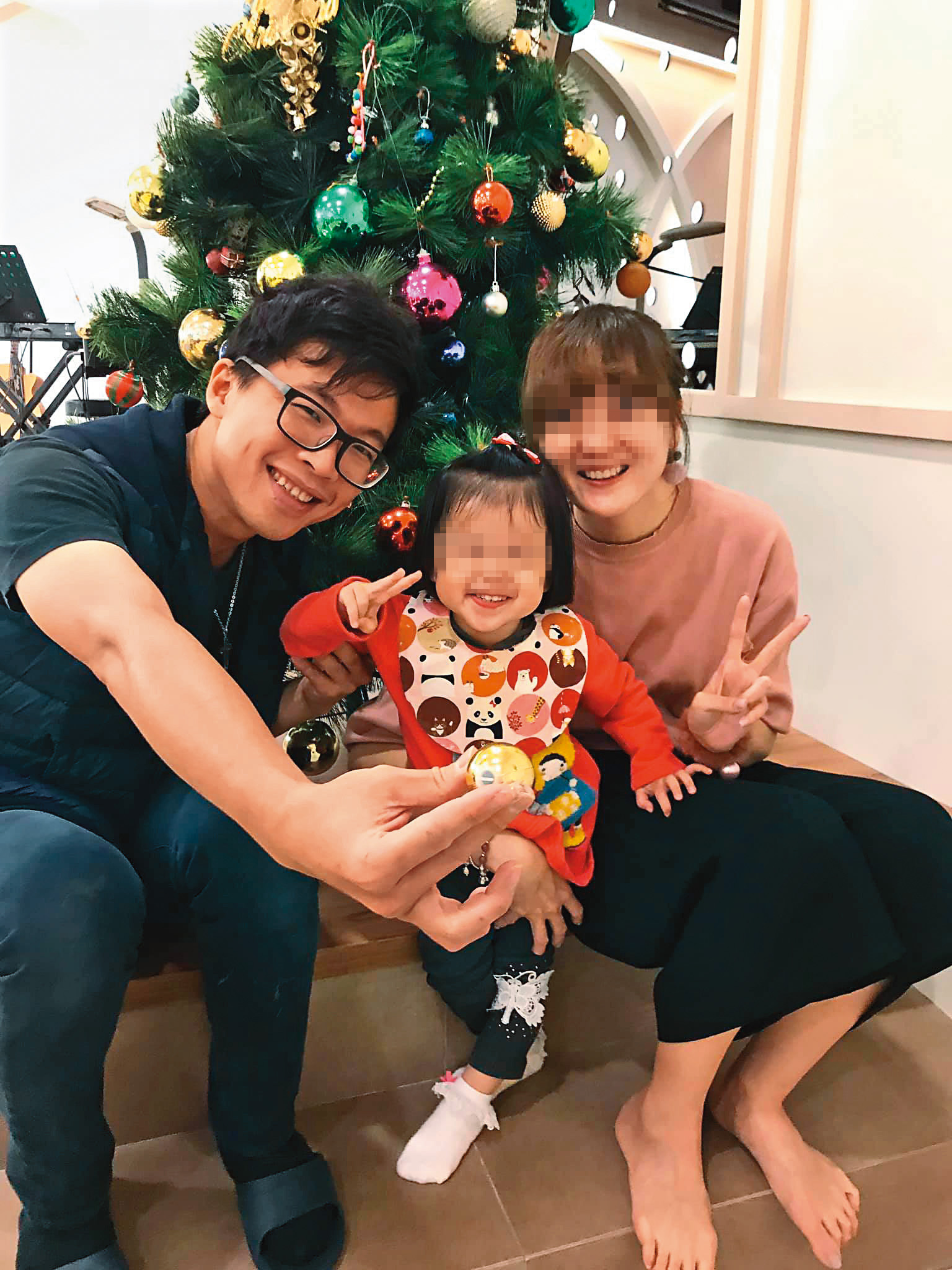 在最低潮時，陳思瑋（左）身邊出現一名死忠女粉絲，並給他極大的鼓勵和關懷，而後兩人共組家庭。（翻攝自木工歌手陳思瑋臉書）