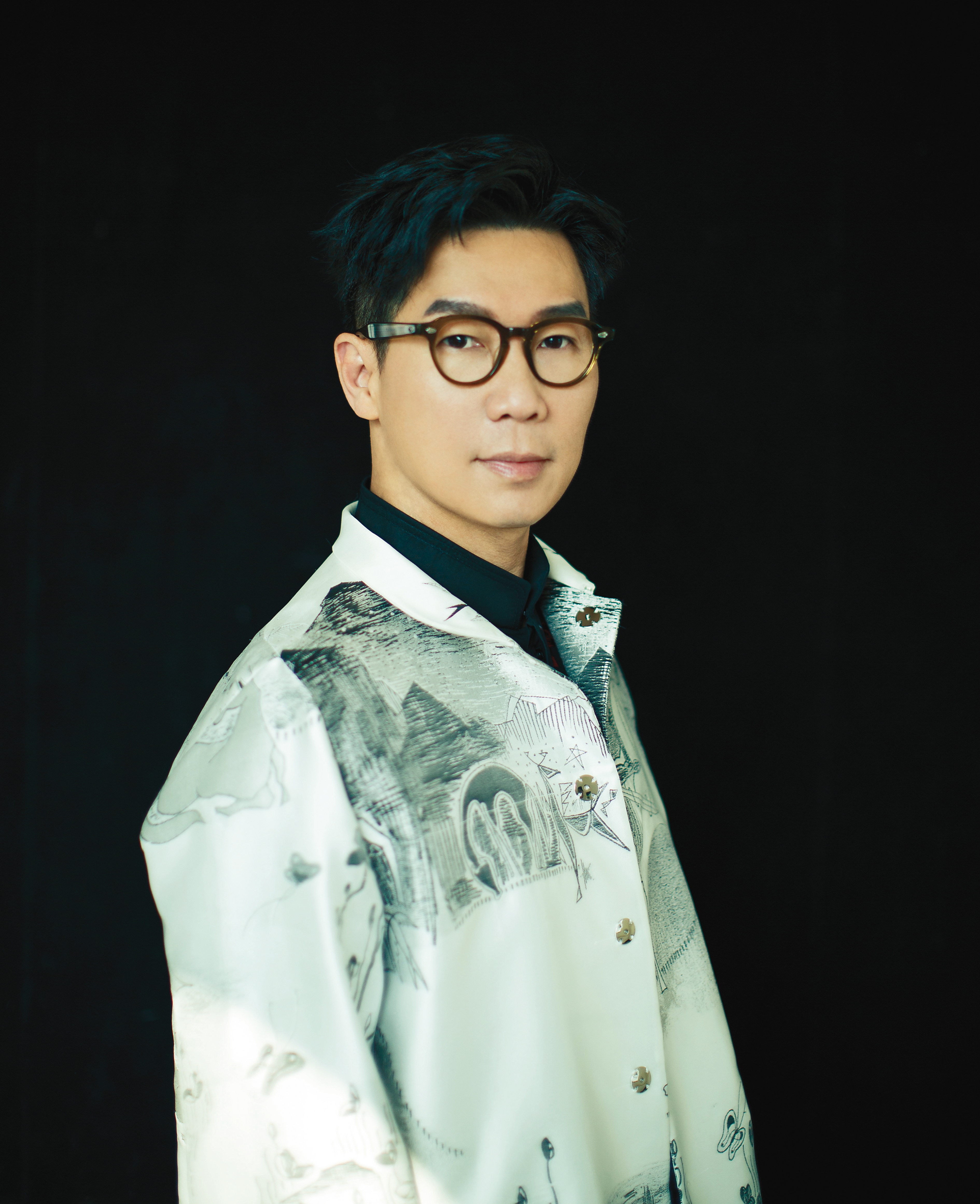 穿著東方風情的衣著，品冠本來擺出了葉問打詠春拳的姿勢，搞笑一下。不過那是鏡頭無法抓住的靈光一閃。