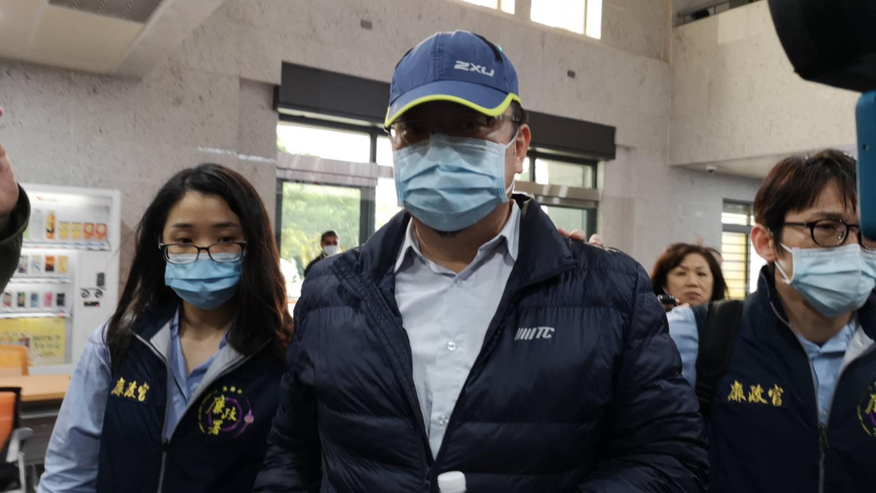 救護車後方鏡頭拍下「不敢拿李義祥檳榔吃」的台鐵花蓮工務段施工主任熊德育。(翻攝畫面)