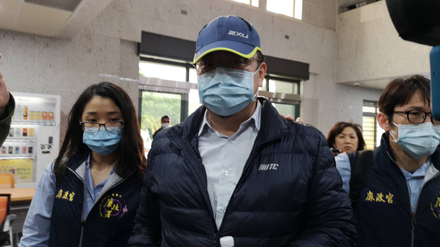 救護車後方鏡頭拍下「不敢拿李義祥檳榔吃」的台鐵花蓮工務段施工主任熊德育。（翻攝畫面）