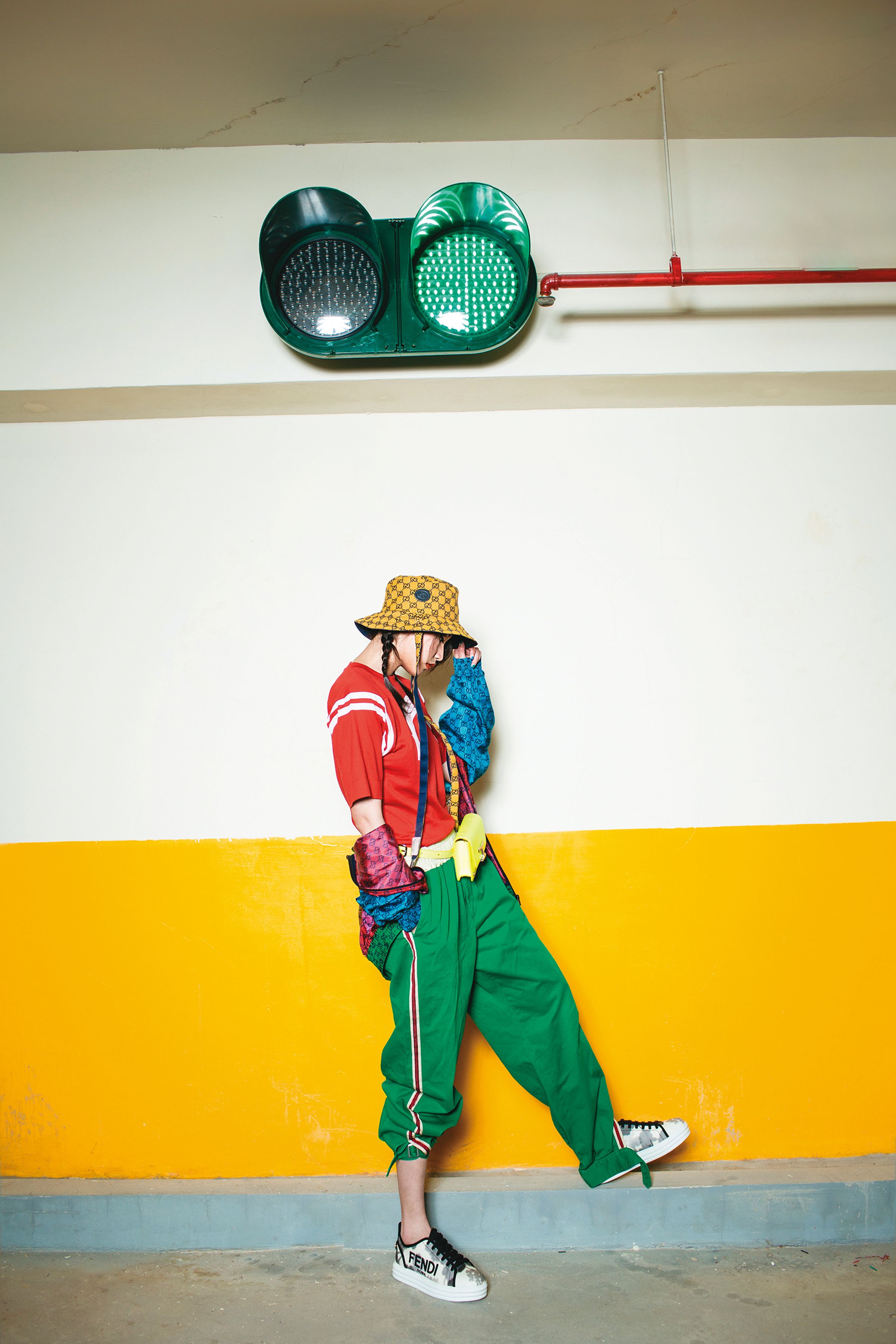 紅色圖騰T恤 NT$18,700 by Chloé；Multicolor休閒夾克 NT$71,000 by GUCCI；幸運草綠彈性腰帶休閒褲 NT$42,000 by GUCCI；Rise渲染帆布鞋 NT$26,000 by FENDI；Multicolor寬邊綁帶漁夫帽 NT$20,200 by GUCCI；T Timeless 螢光黃腰包 NT$39,900 by TOD'S。