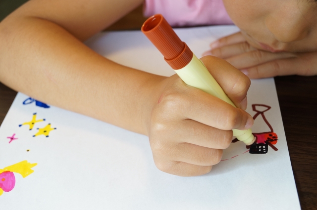 幼稚園老師反應自己女兒拿人彩色筆、惹同學哭，家長竟覺得「只是小事」。（示意圖，photo-AC）