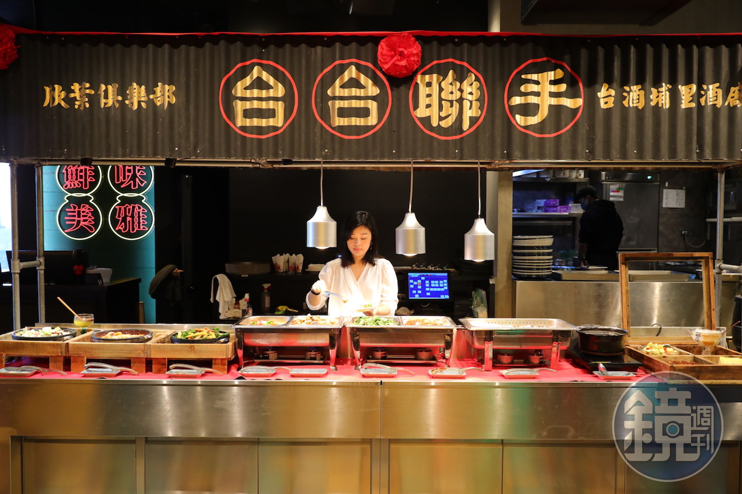 午餐時段只要點一份主菜，自助餐檯區上的10幾道台菜吃到飽。