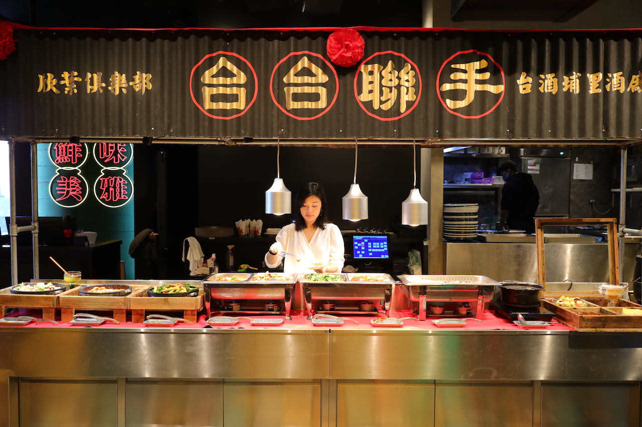 午餐時段只要點一份主菜，自助餐檯區上的10幾道台菜吃到飽。