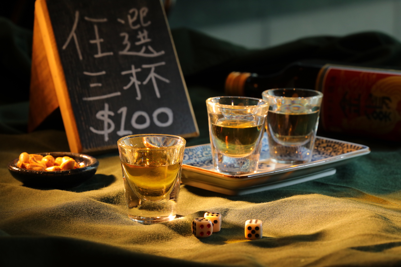 「喜八樂」可任選紹興酒、竹葉青或鹿茸酒等多款台酒，勾起復古台灣味。（100元／1組、3杯）
