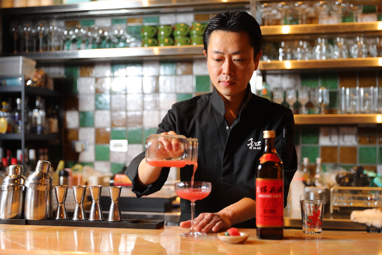 日式酒吧「WA-SHU 和酒」調酒師稻葉智章著迷寶島物產，擅長以蒸餾和浸泡取出食材氣味，他為「欣葉俱樂部」設計的酒款加入紹興酒，帶有台灣味。