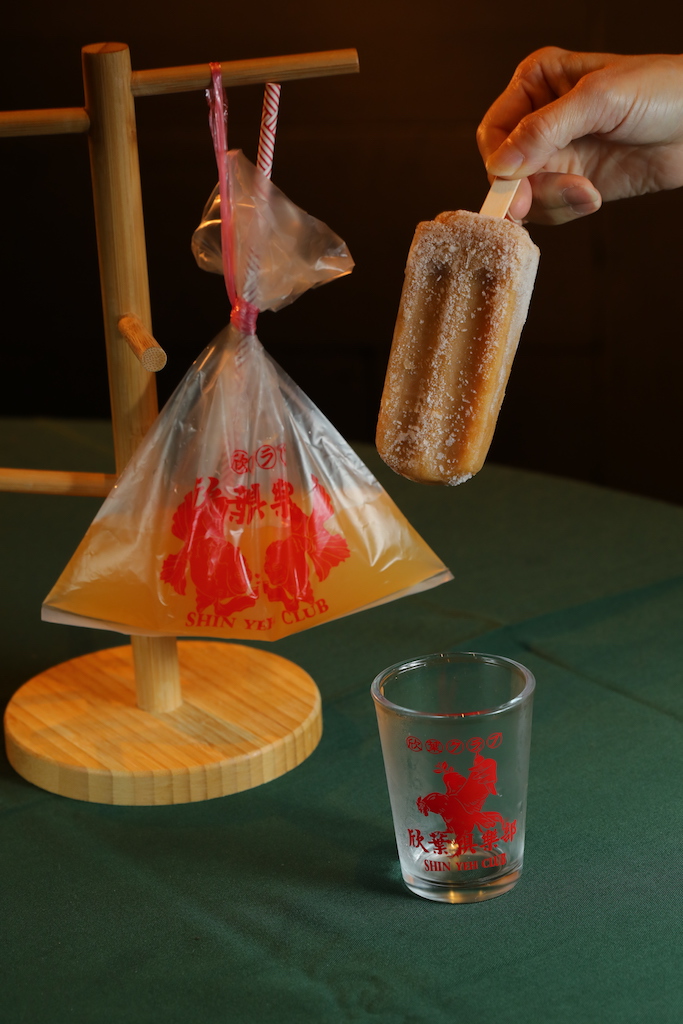 復刻版的「台酒紹興米糕冰棒」（右，50元／枝）及「外帶飲料檸檬柳橙汁」（左，100元／袋），長相都很古早款。