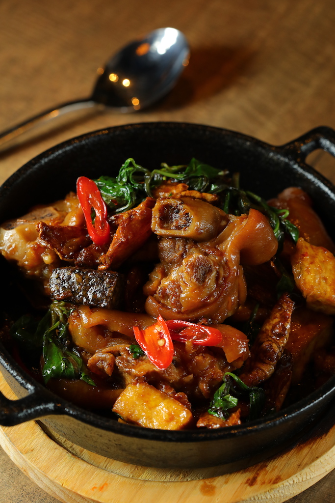 加九層塔提香的「三杯俱樂部」（豬腳、雞肉、臭豆腐、米血），醬香微辛。（240元／份）