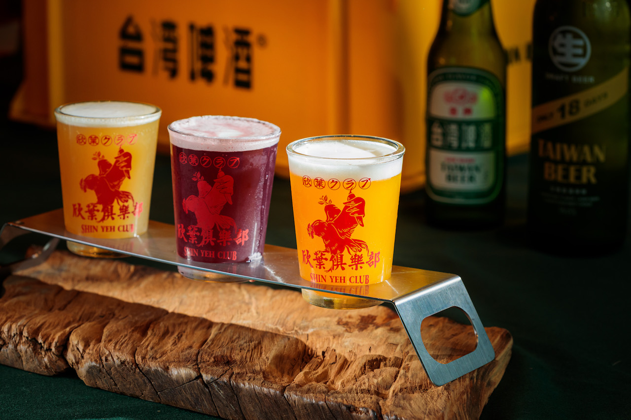 台啤加芒果、葡萄和檸檬口味的「遲罰三杯」， 集合熱帶水果風情。（100元／1組、3杯）