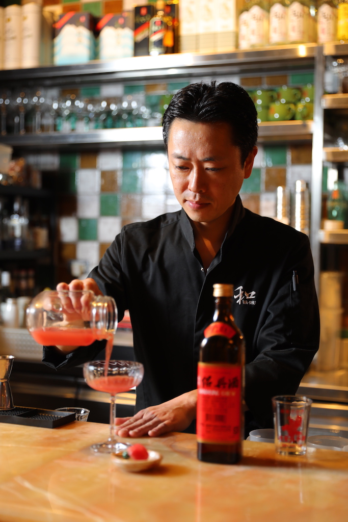 日式酒吧「WA-SHU 和酒」調酒師稻葉智章著迷寶島物產，擅長以蒸餾和浸泡取出食材氣味。