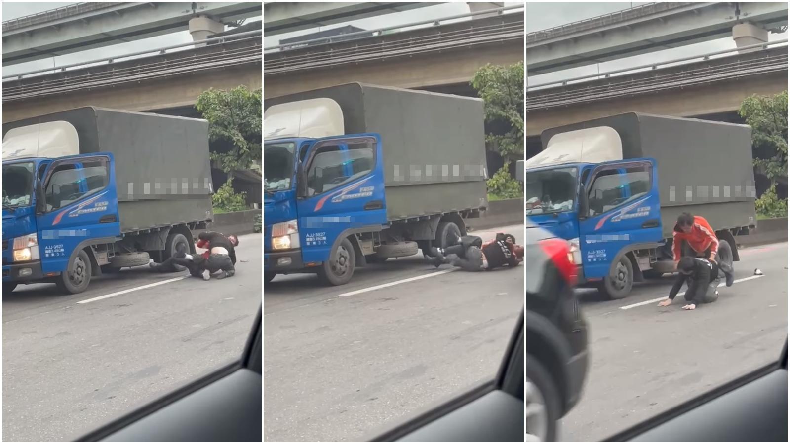 2名貨車司機竟因為行車糾紛打在交流道大打出手。(翻攝自爆料公社臉書)