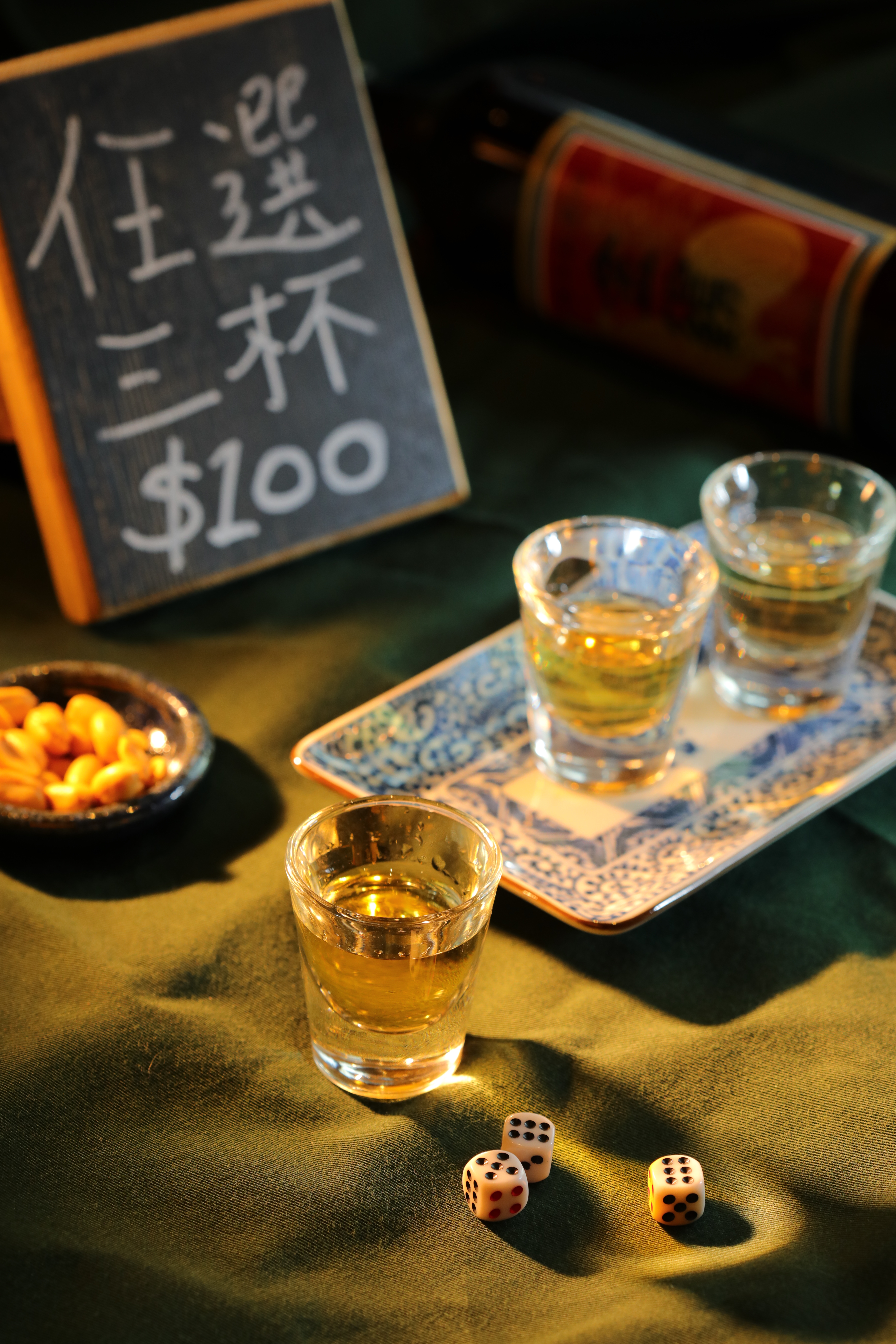 「喜八樂」可任選紹興酒、竹葉青或鹿茸酒等多款台酒，勾起復古台灣味。（100元／1組、3杯）