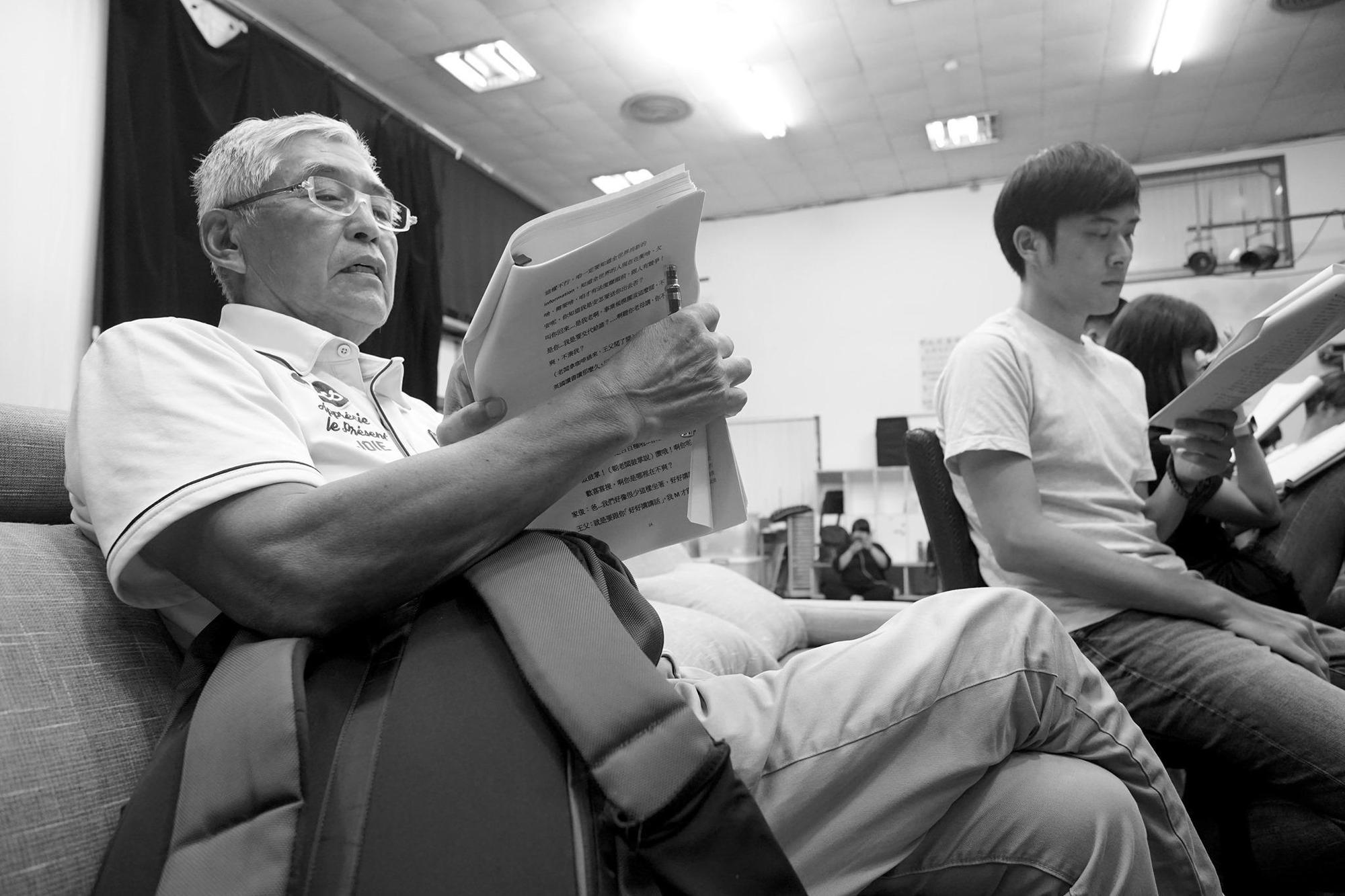 柯一正(左)與王為在《人間條件6》就演過父子,王為笑說這次再合作已經很有默契。(翻攝自綠光劇團)